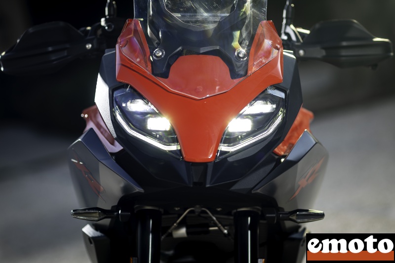 eclairage headlight pro pour s adapter a l inclinaison de la moto