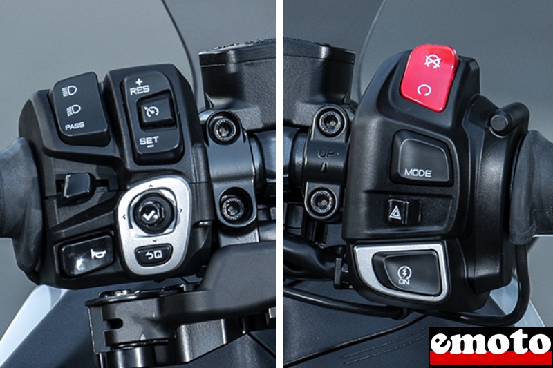 commodos avec le joystick a gauche pour naviguer dans les ecrans et le bouton mode de conduite a droite