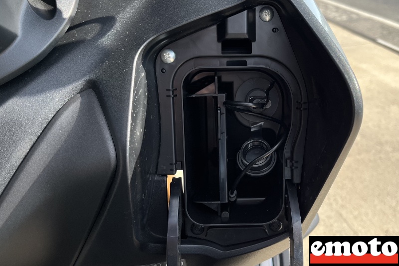 vide poche a droite qui permet notamment de brancher le telephone pour la navigation