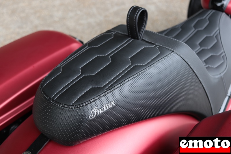 selle minimale pour le passager avec la petite boucle pour se tenir le mieux est de rouler seul