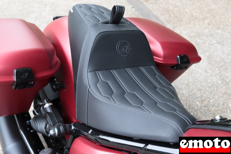 une selle qui cale bien le pilote pour profiter des accelerations
