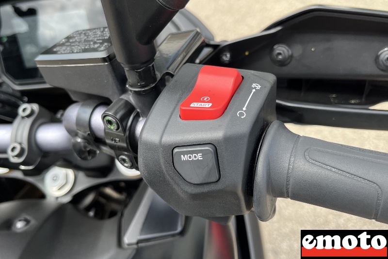 bouton mode a droite pour choisir entre les 3 modes de conduite