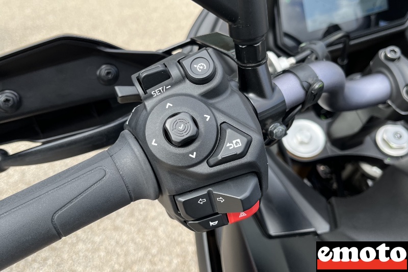 commodo gauche avec le joystick le bouton home et au dessus le regulateur de vitesse