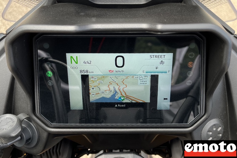 navigation au tableau de bord avec 2 applications sur son smartphone