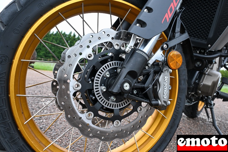 disques de freins 320 mm avec des etriers brembo a montages radiaux