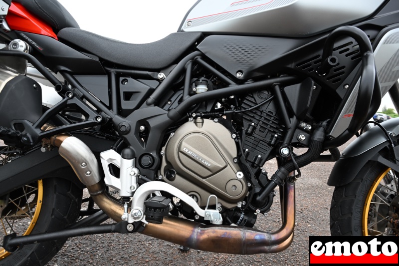 moteur bicylindre cale a 180 degres pour une puissance de 70 chevaux