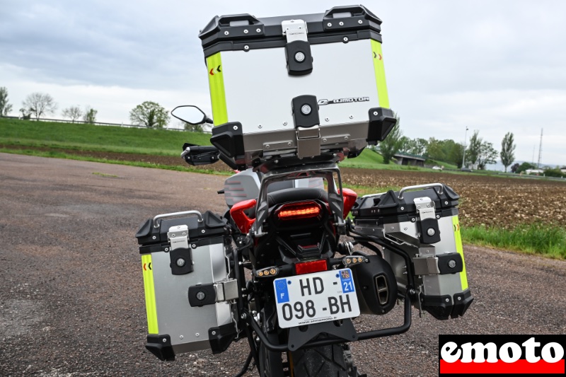 valises de 37 et 30 litres top case de 45 l de serie qui peut accueillir un casque