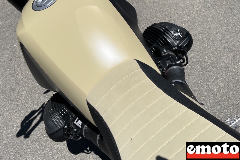 moto etroite facile a tenir entre les jambes lorsqu on roule debout