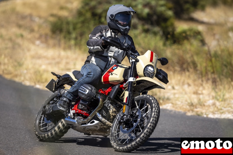 position agreable sur la route meme avec le pack enduro et ces pneus