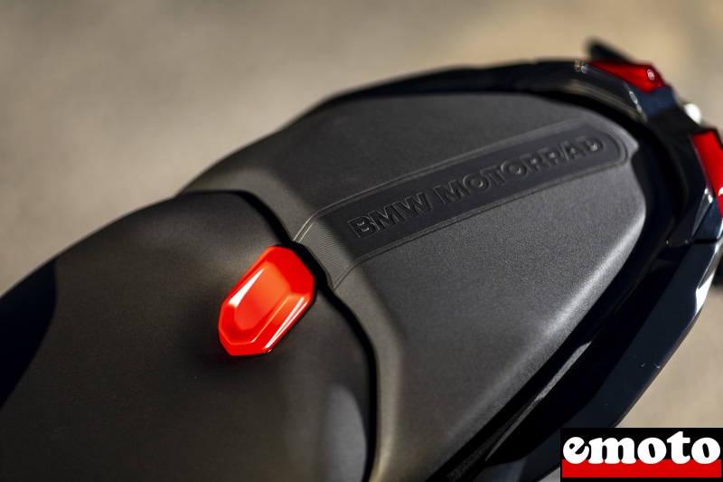 rappel de coloris sur la selle de la finition option 719 kilauea blackstorm metallic