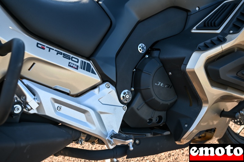 details des platines et du carenage du moteur cote droit