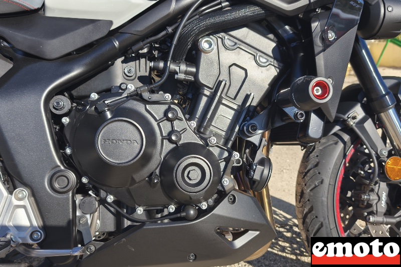 moteur 4 cylindres et boite identiques a la hornet