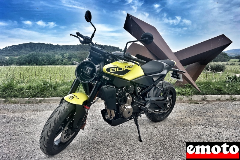 la vitpilen 801 differe de la svartpilen par son design cafe racer moderne