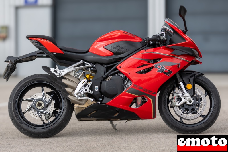 ligne resolument sportive pour la srk 921 rr