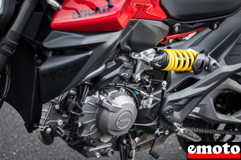 cote gauche du moteur v2 avec le point d encrage de l amortisseur et le shifter de serie