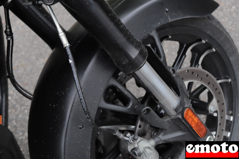 fourche inversee pour un guidage precis malgre le poids de la machine