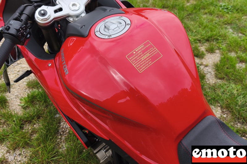 la forme du reservoir est ideale pour bien le tenir sans arrete ni angles qui puorraient gener