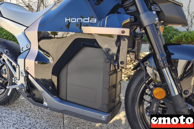 batterie porteuse qui prend presque toute la place a l avant