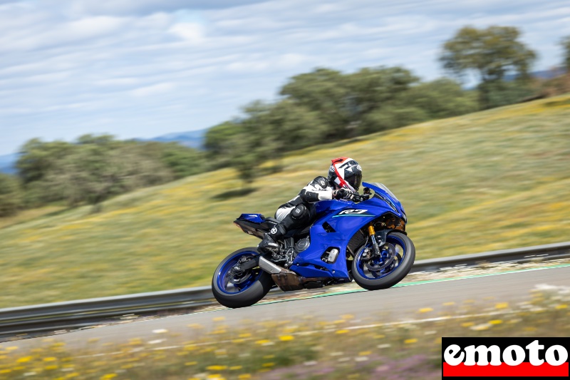 sur la piste la r7 est vive agile et facile