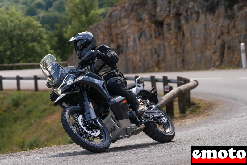 la mt x profite de son moteur dynamique sur la route mais la mt sera plus a son aise sur l asphalte
