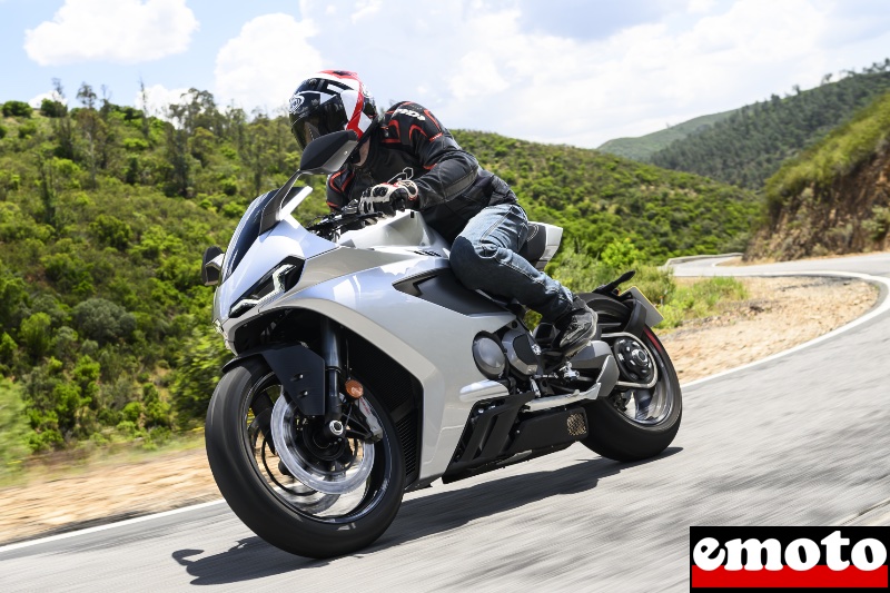 la norton manx r reste confortable sur la route c est rare pour une sportive
