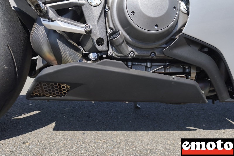 silencieux sous la moto pour abaisser le centre de gravite
