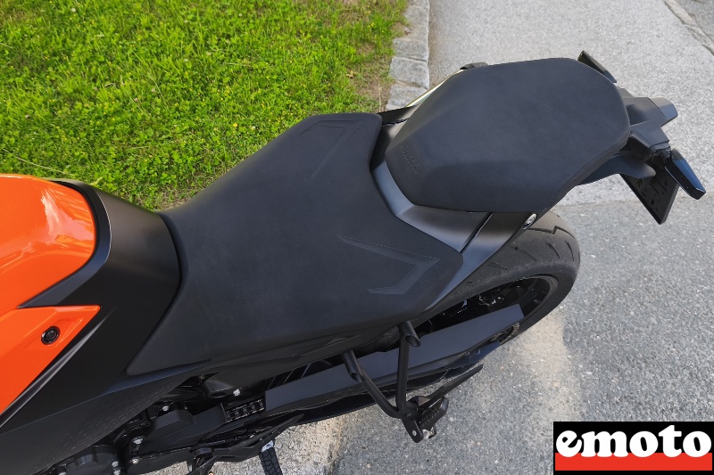 selle en deux partie avec un passager assez sureleve et des jambes pas trop pliees
