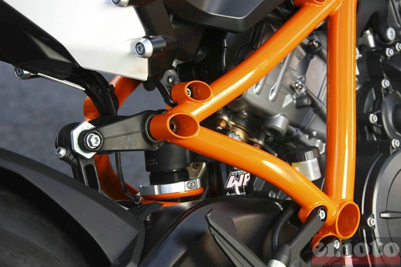 ktm-1190-rc8r-10.jpg