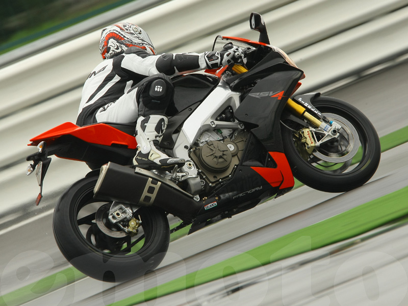 Essai Aprilia RSV4 Factory 2009 par Guillaume Mongin Essai Aprilia RSV4 Factory 2009 par Guillaume Mongin