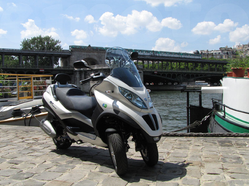 Essai Piaggio MP3 300 LT Hybride 2010 par Jean-Michel Lainé Essai Piaggio MP3 300 LT Hybride 2010 par Jean-Michel Lainé