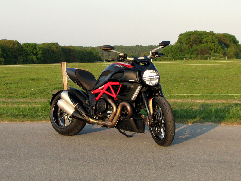 Essai Ducati Diavel Carbon 2011 par Jean-Michel Lainé Essai Ducati Diavel Carbon 2011 par Jean-Michel Lainé