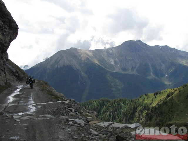 Balade Briançon - Susa : Strada dell'Assietta descente du col à flanc de montagne