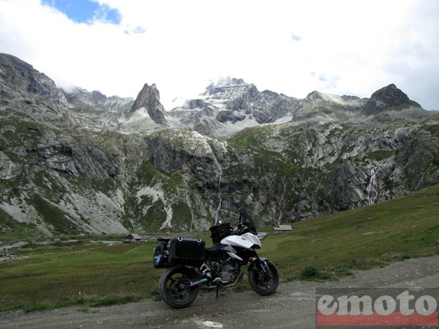 Balade Briançon - Susa : Début de la montée vers le Sommeiller, le refuge au fond