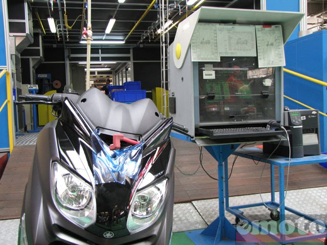 Usine MBK / Yamaha de Saint-Quentin : un XMax au contrôle qualité