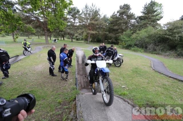 Ecole de motards de la Gendarmerie à Fontainebleau : une fosse, 2m de profondeur, 1.2m de large environ