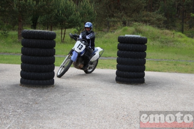 Ecole de motards de la Gendarmerie à Fontainebleau : le slalom de la piste marron bras croisés