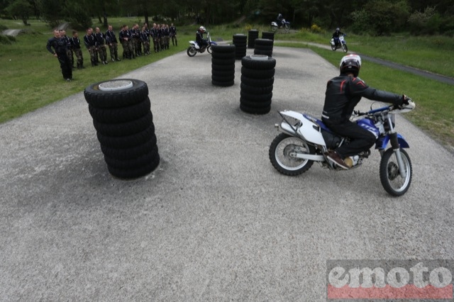 Ecole de motards de la Gendarmerie à Fontainebleau : le slalom avec des poteaux fixes