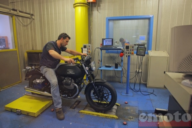 usine moto guzzi v7 stone sur le banc de tests finaux