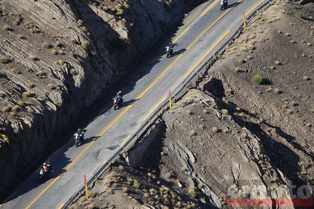 rallye v strom 2014 j2 marrakech ait ben haddou la route est creusee dans la roche noire