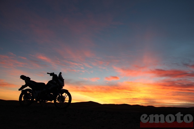 rallye v strom 2014 j3 ait ben haddou merzouga une mobylette au coucher de soleil