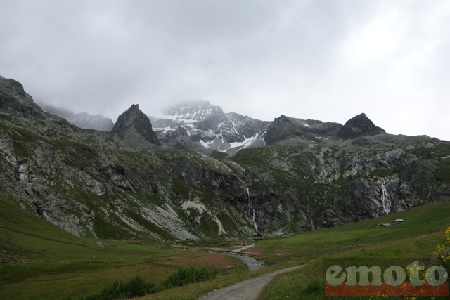 col du sommeiller au loin le refuge du scarfiotti