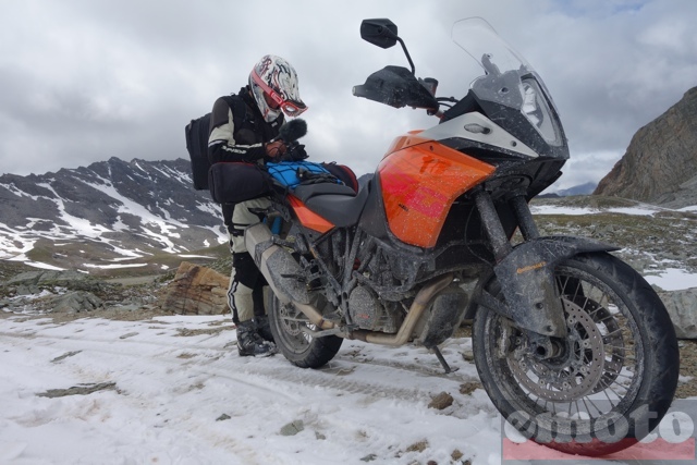 col du sommeiller la ktm sert de pied pour la camera