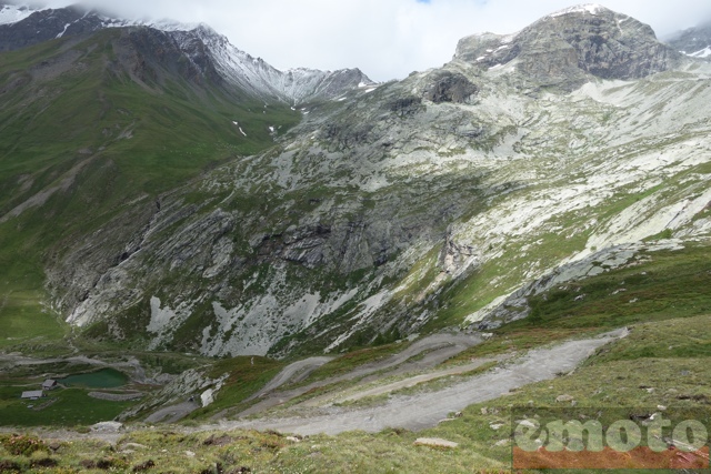 col du sommeiller le refuge au pied des roches