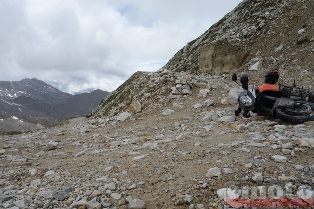 col du sommeiller parfois le cailloux traverse sous la roue avant