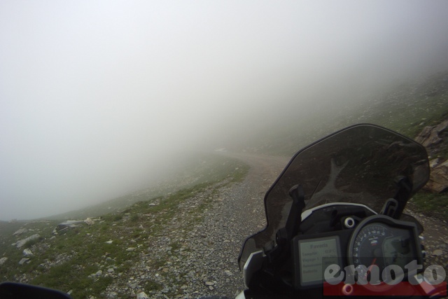 col du parpaillon montee dans le brouillard