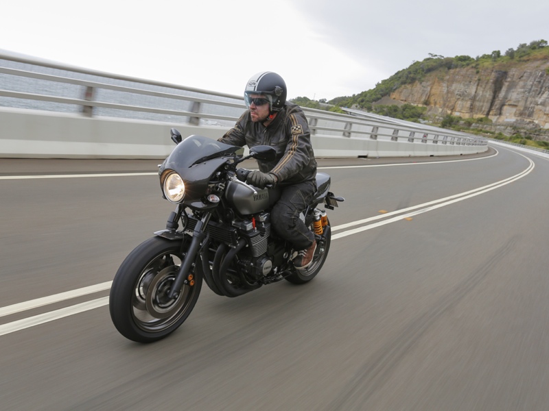 Essai Yamaha XJR 1300 Racer 2015 par Jean-Michel Lainé Essai Yamaha XJR 1300 Racer 2015 par Jean-Michel Lainé