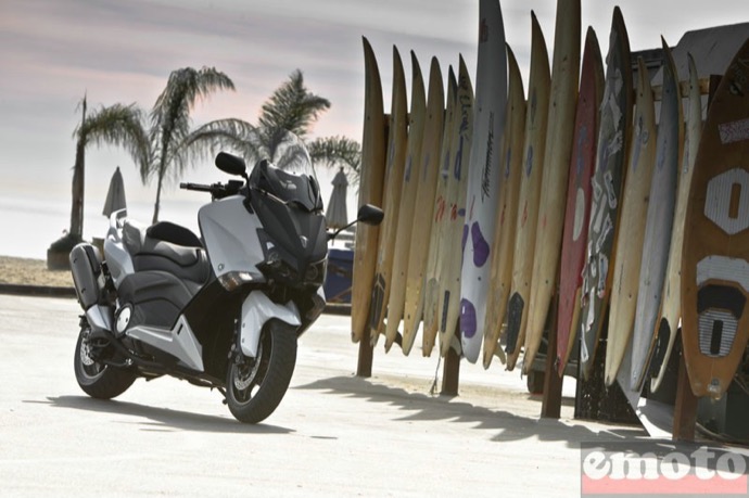 yamaha tmax 530 sur le parking du paradise cove beach cafe