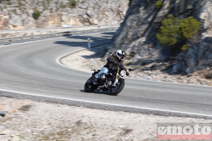 bmw r ninet non loin du sommet de la route de ronda en espagne