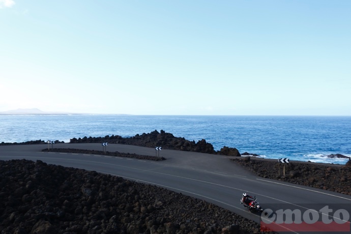 lanzarote attention de ne pas franchir la ligne blanche pour aller au parking lanzarote attention de ne pas franchir la ligne blanche pour aller au parking