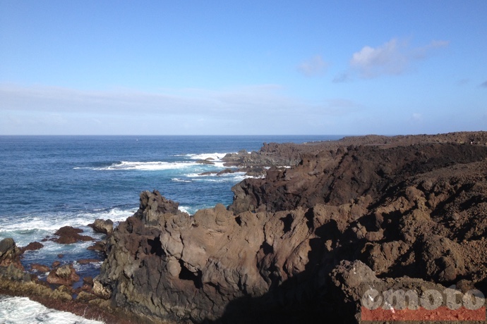 lanzarote au fond on distingue la route avec ses panneaux